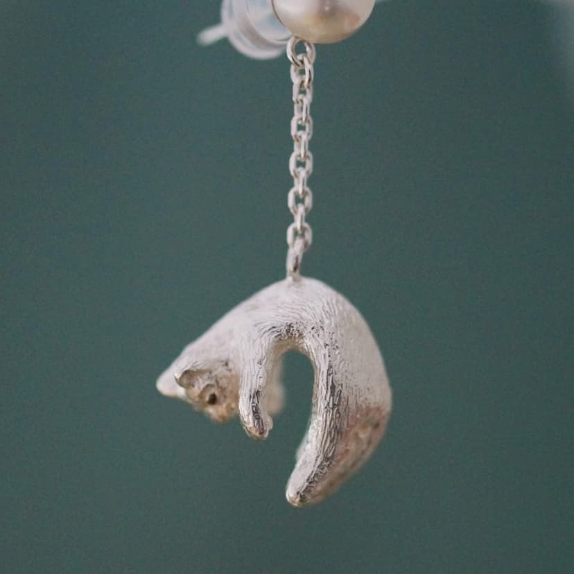 風船と旅する脱力猫ピアス(パール) 片耳 ピアス（フック・チェーン） naturama 通販 9059373｜Creema(クリーマ)