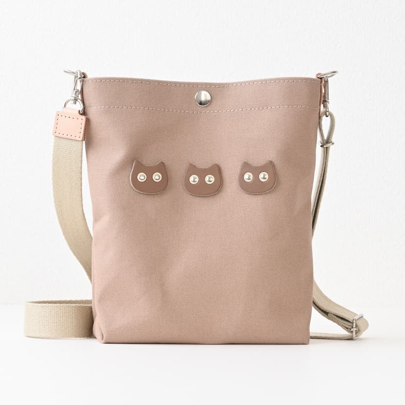 キョロっと3匹のちび猫ショルダー/国産帆布×イタリア産牛革×ヌメ革 #ミルクティーベージュ ショルダーバッグ カブット-KABOOTTO- 通販 18155697｜Creema(クリーマ)